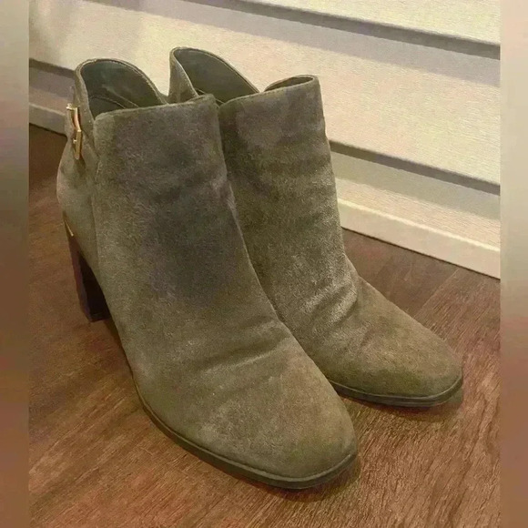 Bandolino Olive Green Faux Suede Gold Detail Heeled Ankle Boots size 8 - Picture 5 of 12